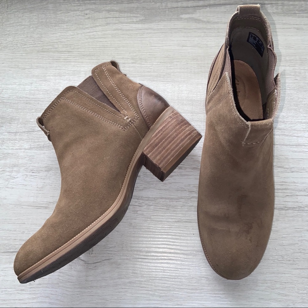 Clarks Signature Tan Brown Ankle Boots